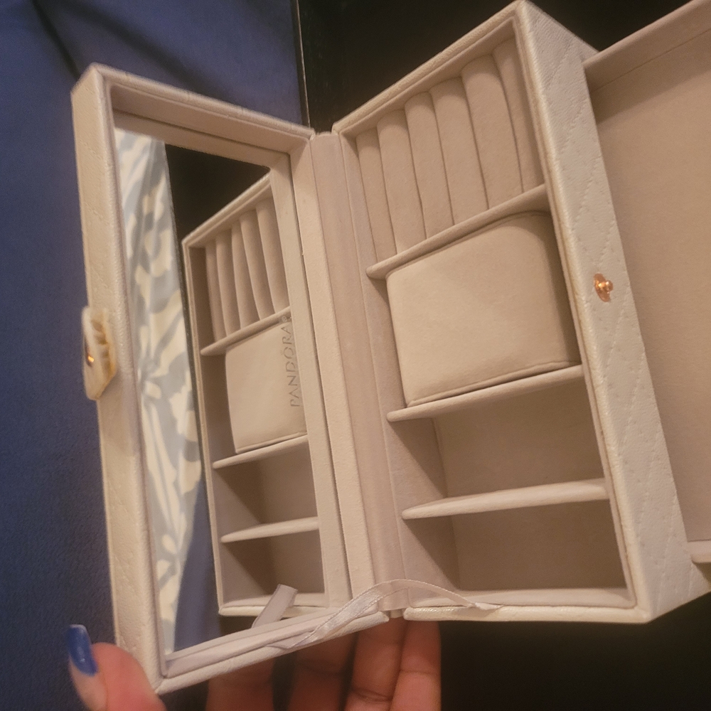 Elegant White Jewelry Organizer - Picture 5 of 5